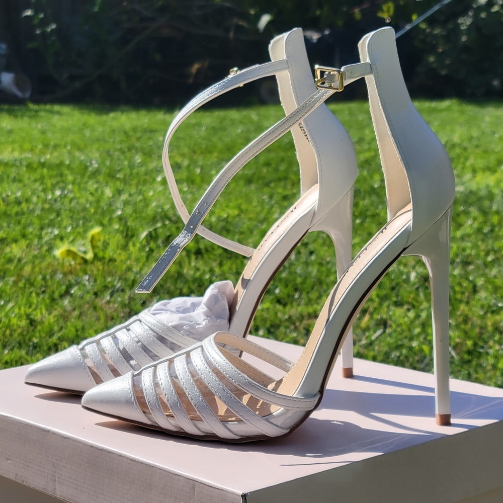 Cream heel shoes in size 7. NEW.